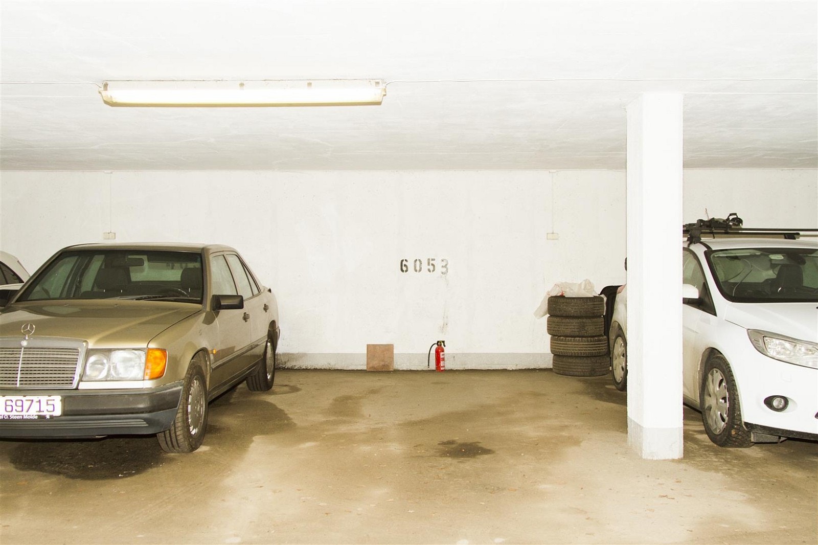 Romslig garasjeplass tilhørende boligen. Galleribilde