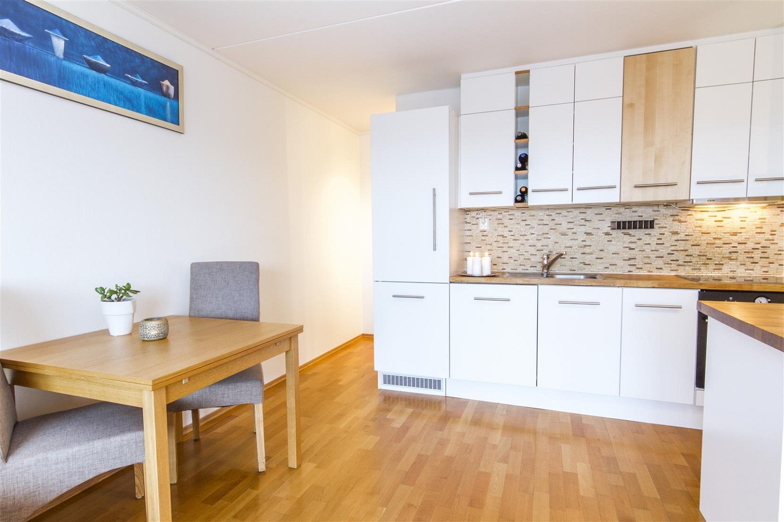 Det er plass til en hyggelig sitteplass i tilknytning til stuen/kjøkkenet. Galleribilde