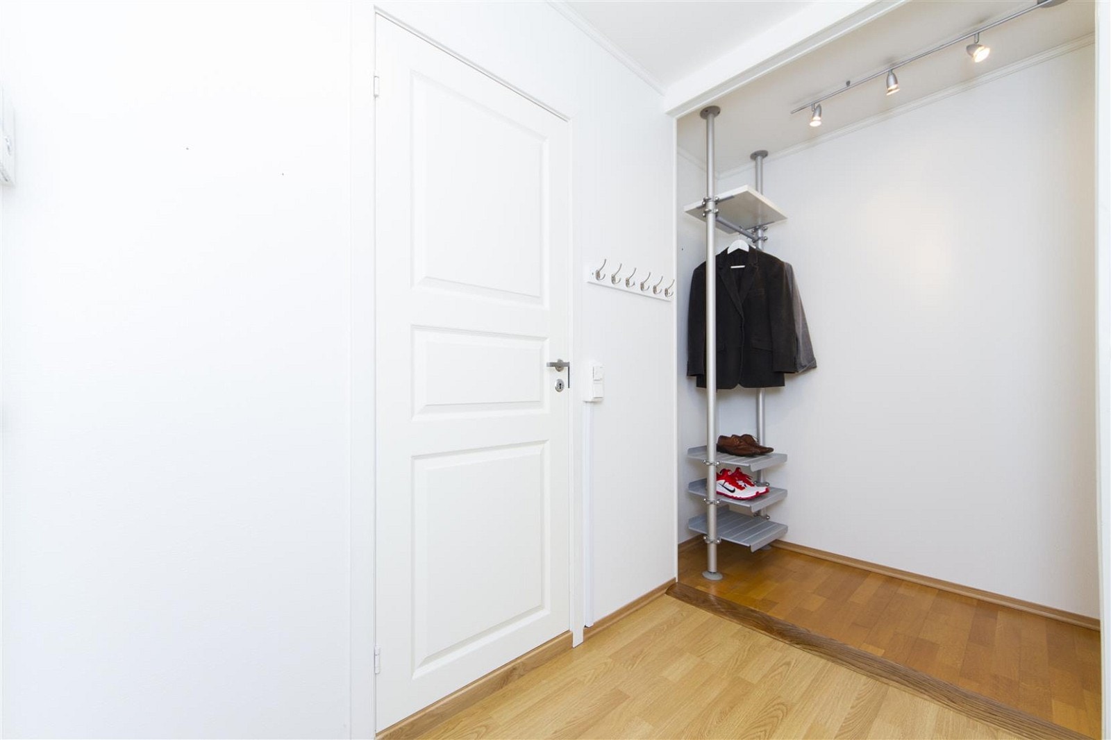 Hyggelig gang med belysning oppheng for tøy. Galleribilde