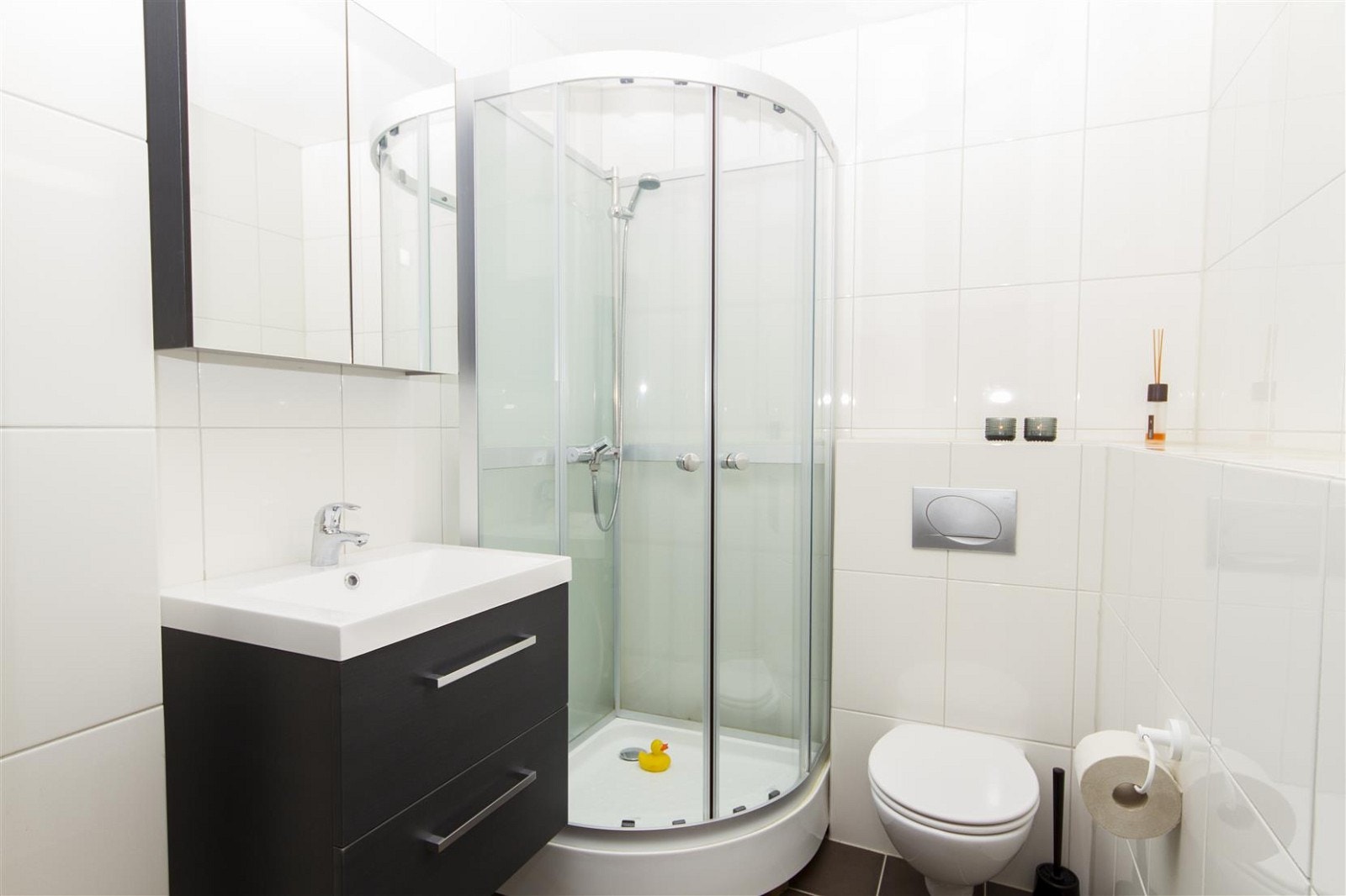 Dusjkabinettet er fra 2011. Det er opplegg for vaskemaskin. Galleribilde