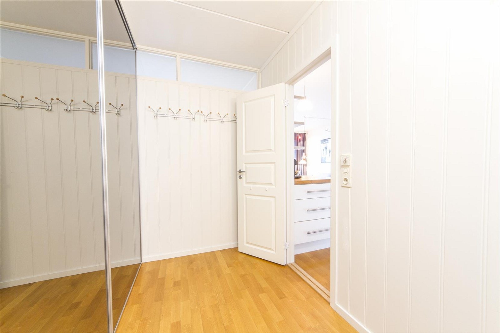 Skyvedørsgarderobe med speildører. Galleribilde