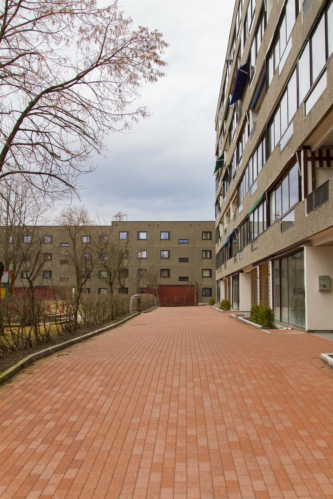 Adkomsten er stenbelagt i barnevennlige omgivelser. Galleribilde