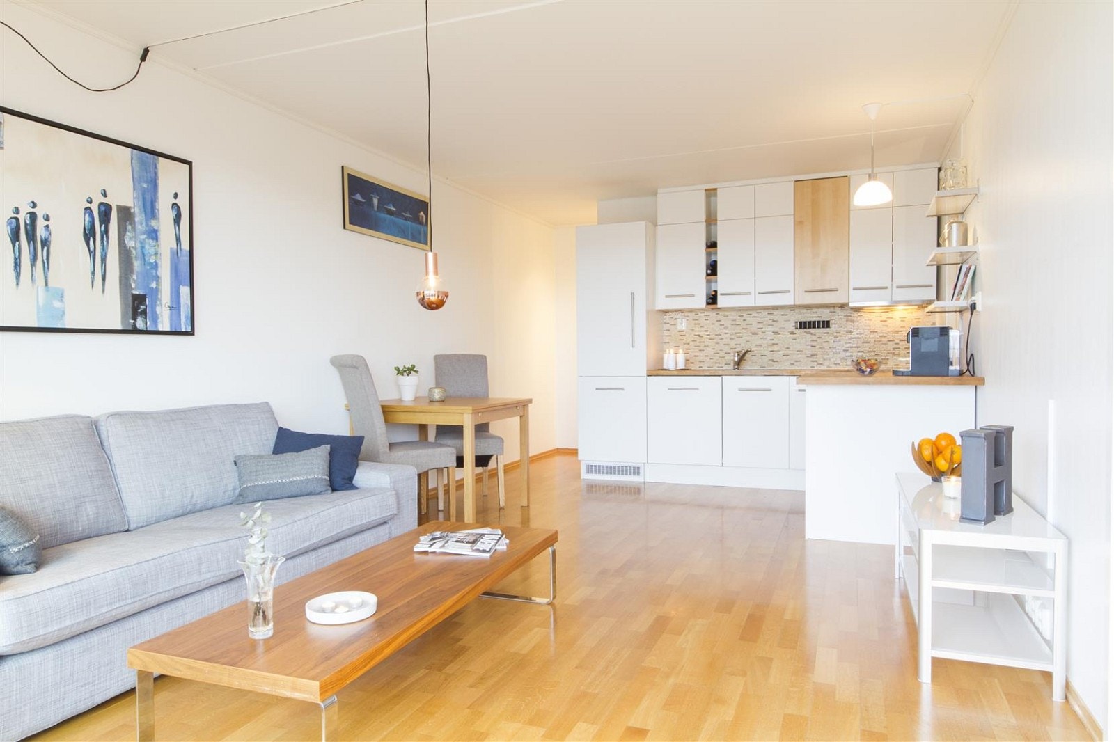 De rette vinklene og den gode størrelsen gjør innredningen naturlig og enkel. Galleribilde