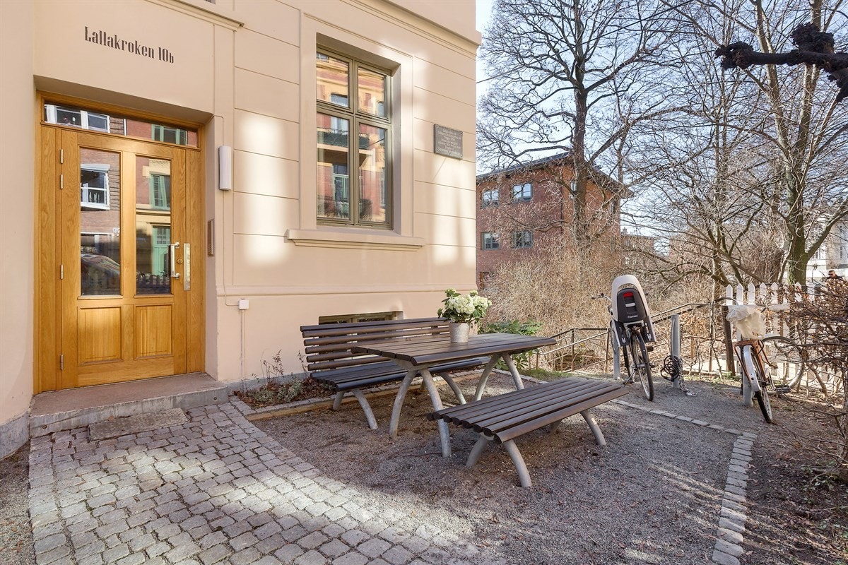 Koselig forhage med sittegruppe. Galleribilde