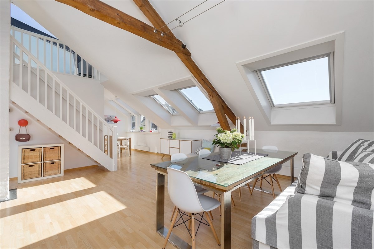 Lys stue med store vindusflater, helt usjenert. Galleribilde