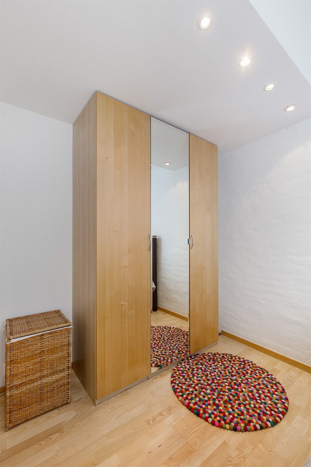 Skapplass på hovedsoverom. Galleribilde