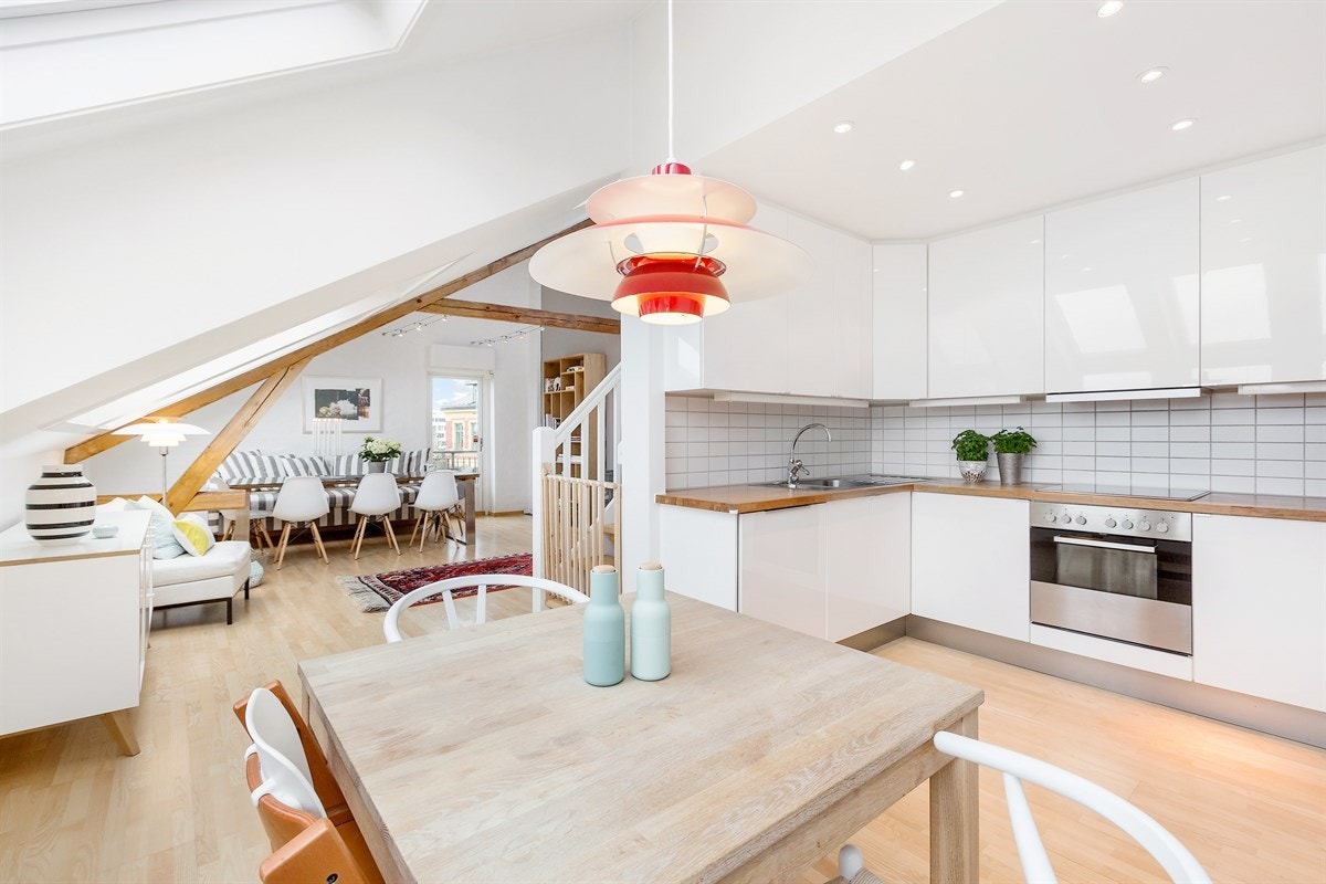 Meget pen, delvis åpen kjøkkenløsning. Galleribilde