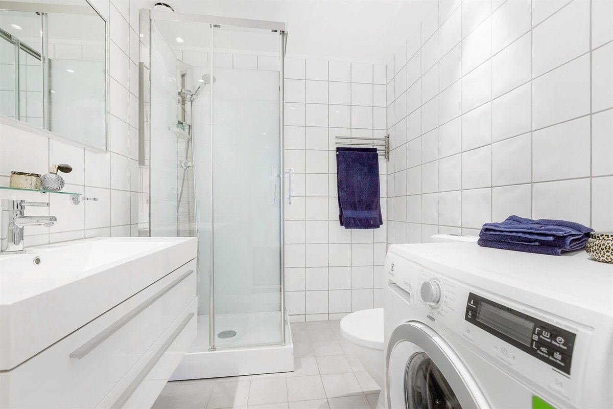 Pent, flislagt bad. Galleribilde