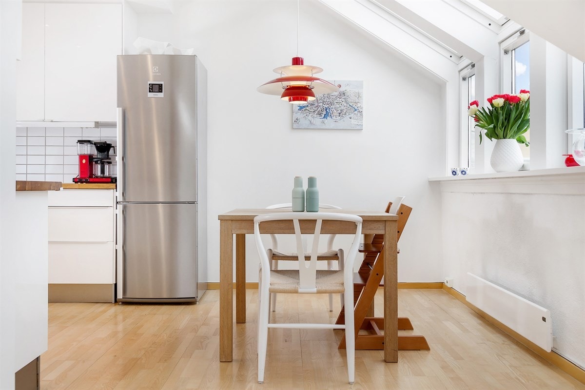 Spisplass både på kjøkken og i stuen. Galleribilde