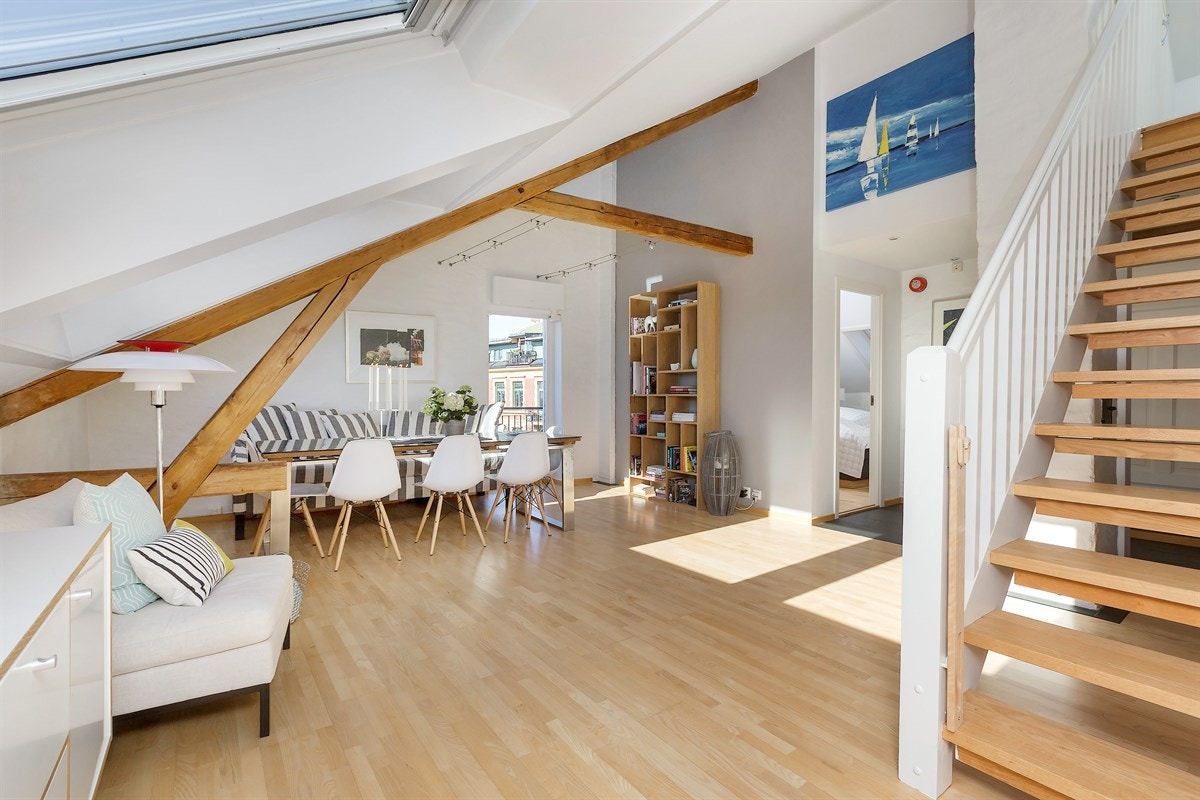 Spisestue og rapp opp til loftsstue/takterrasse. Galleribilde