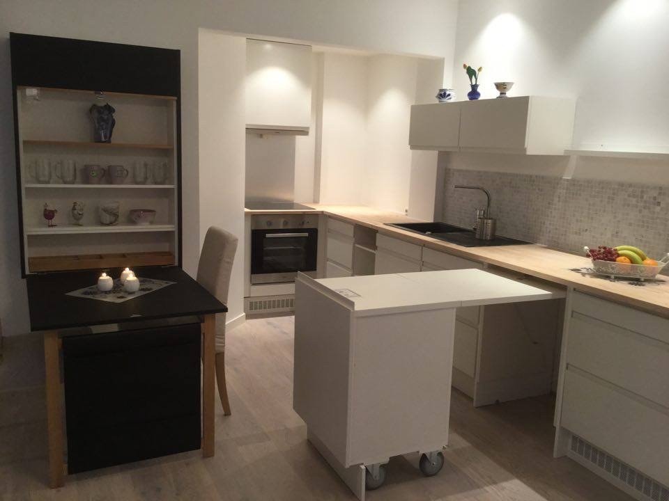 Praktisk,uttrekkbart kjøkkenbord og uttrekkbar kjøkkenbenk v/behov Galleribilde