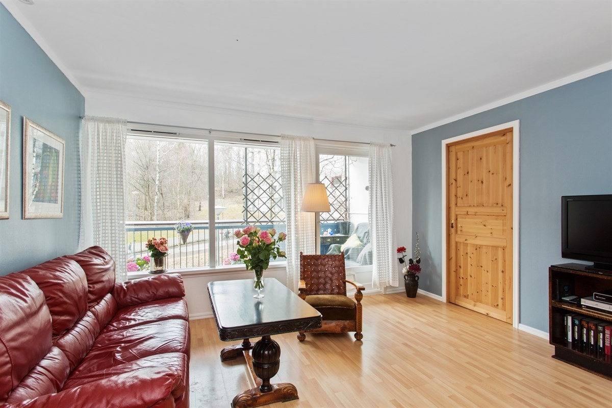 Velkommen til en lys og romslig 2(3)-roms i Hovsetervn. 84 - Presentert av Ina Sartz v/Obos eiendomsmeglere Galleribilde