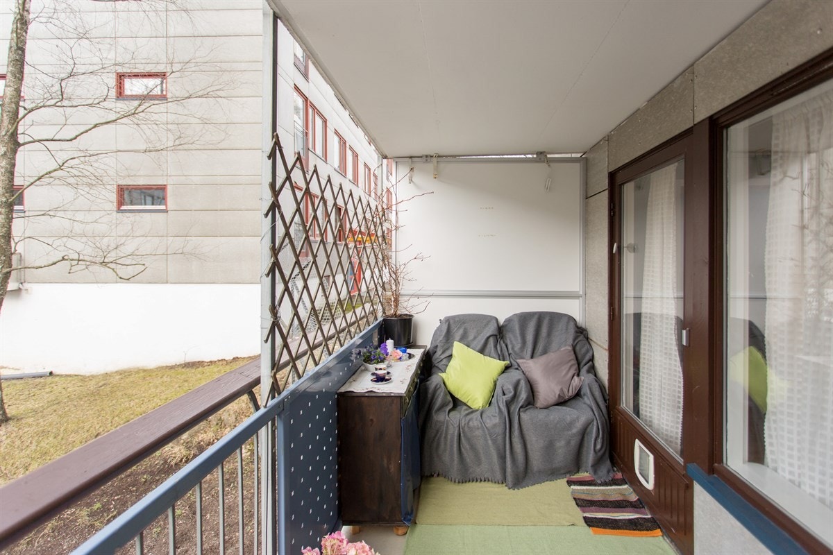 Lun og usjenert balkong beliggende innerst på området Galleribilde