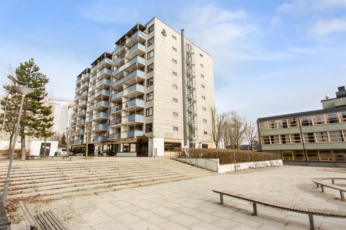 Hovseter torg som bl.a. kan tilby nærbutikk og frukt- og grønt-handel. Her ligger også Hovseter skole Galleribilde