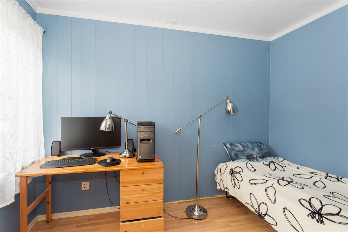 Soverom med plass til skrivebord Galleribilde