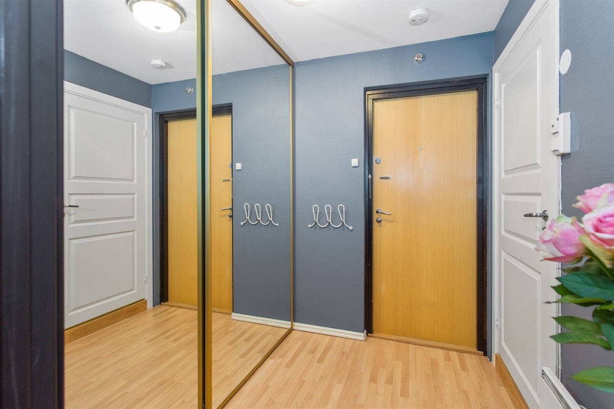 Entré med dyp skyvedørsgarderobe med speilfronter og meget god lagringsplass Galleribilde