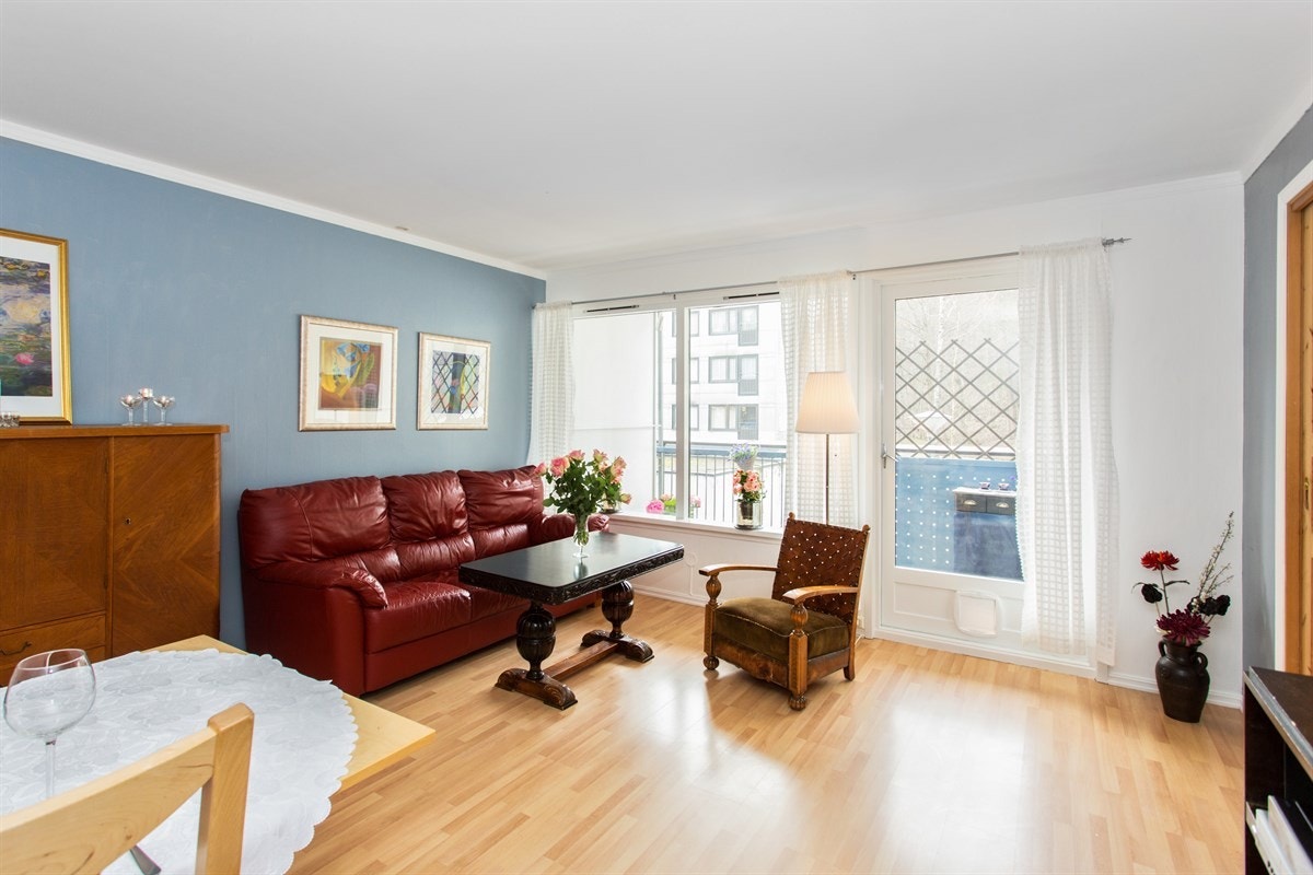 Trivelig stue med utgang til balkong Galleribilde