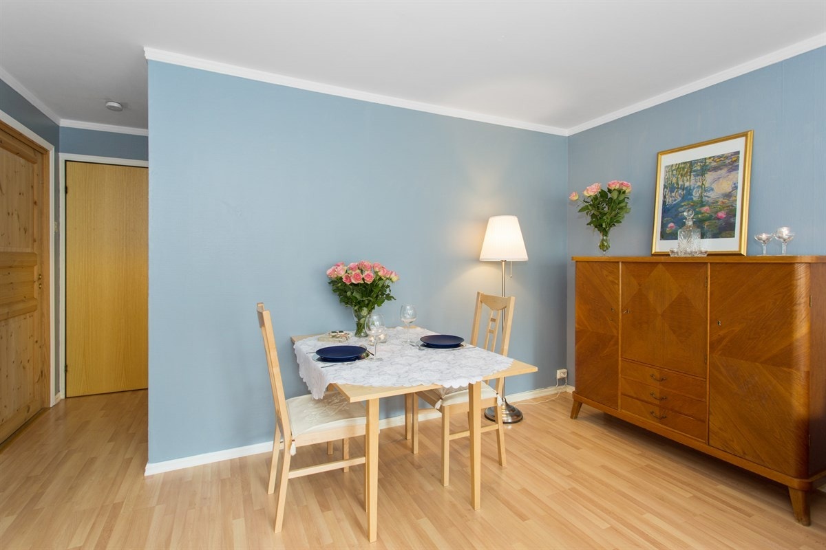 I stuen er det plass til hyggelig spiseplass. Alternativt kan man slå ned veggen hvis man foretrekker en åpen stue-/kjøkkenløsning Galleribilde