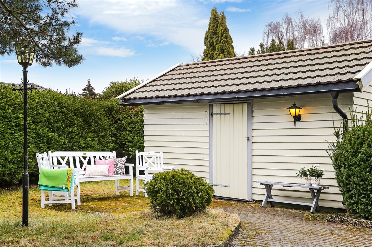 Hyggelig sitteplass ved uthuset Galleribilde