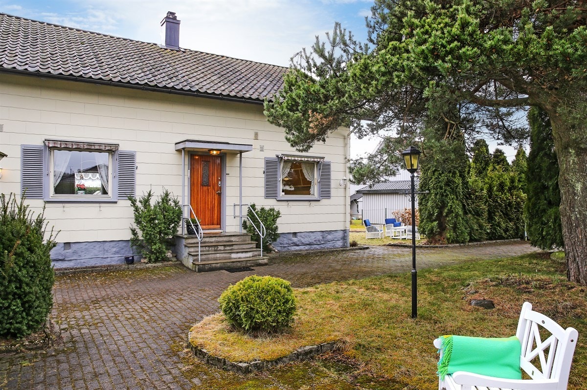 Stenbelagt gårdsplass ved inngangsparti Galleribilde