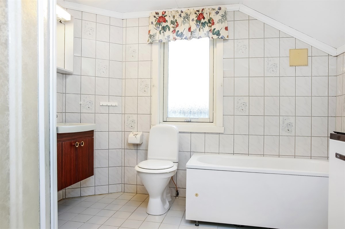 Bad i 2.etg. med badekar, dusjkabinett, servant og wc Galleribilde