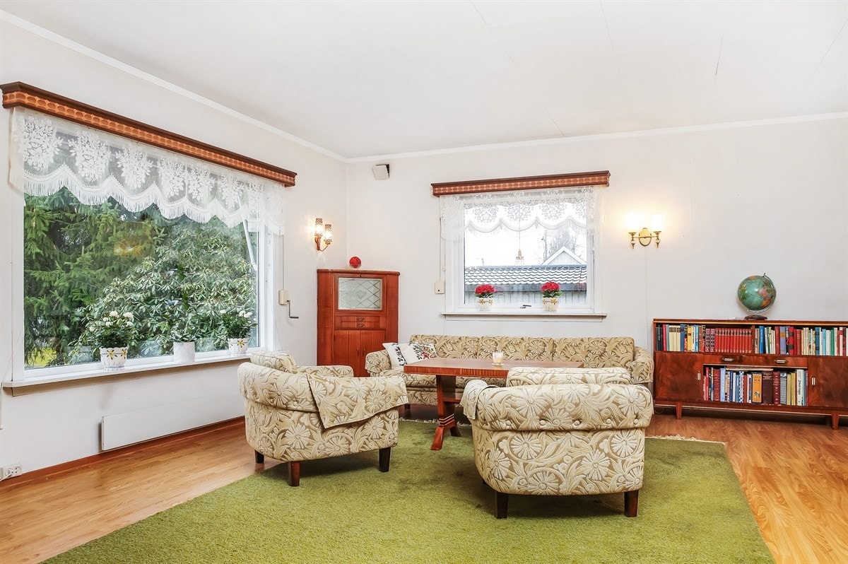 Store vinduer fra stuene ut mot hagen Galleribilde