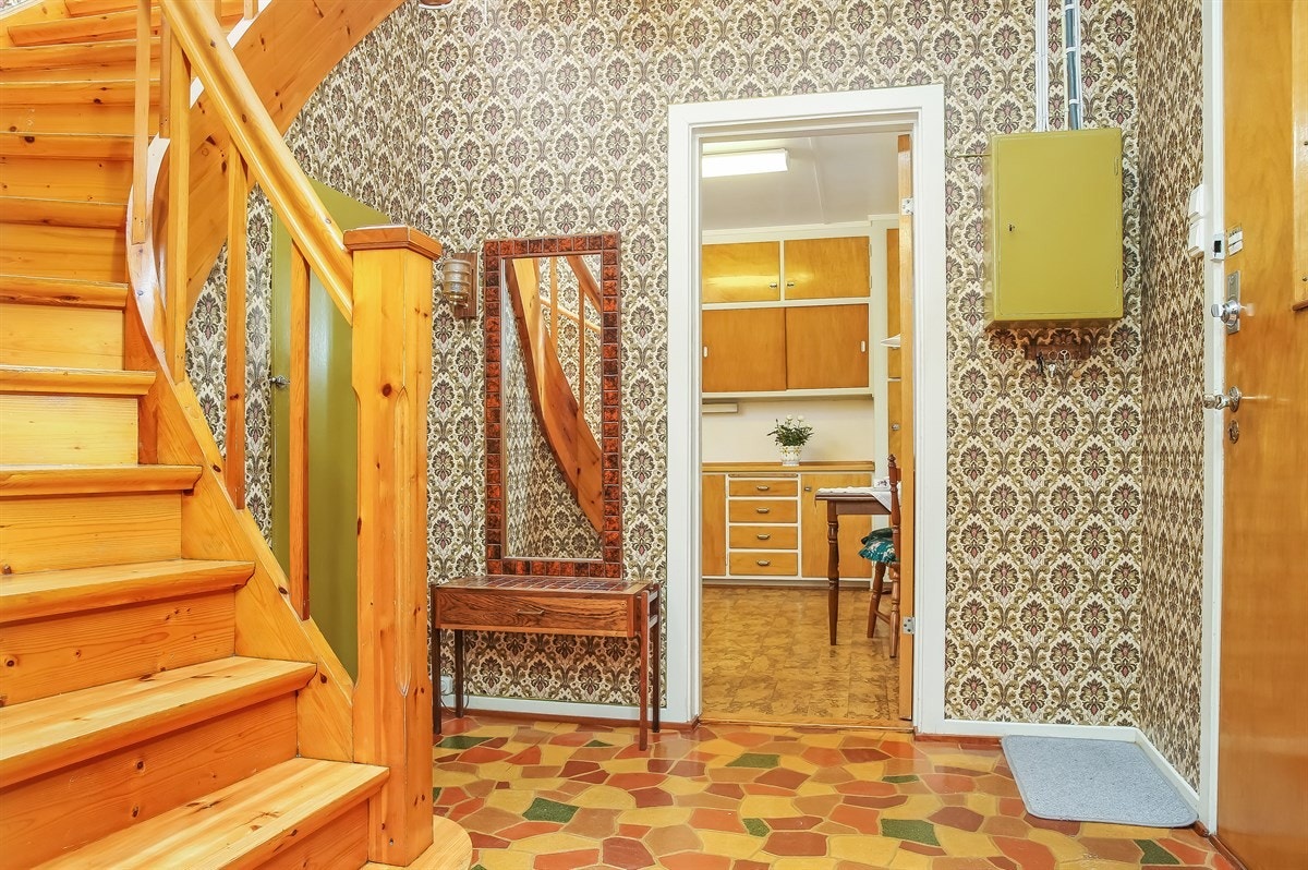 Gang/entre 1.etg med trapp til 2.etg, samt dør inn til kjøkken Galleribilde