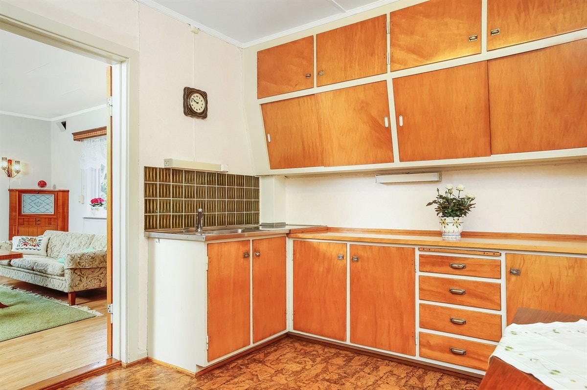 Plassbygd kjøkkeninnredning i finer fra 1950-tallet Galleribilde