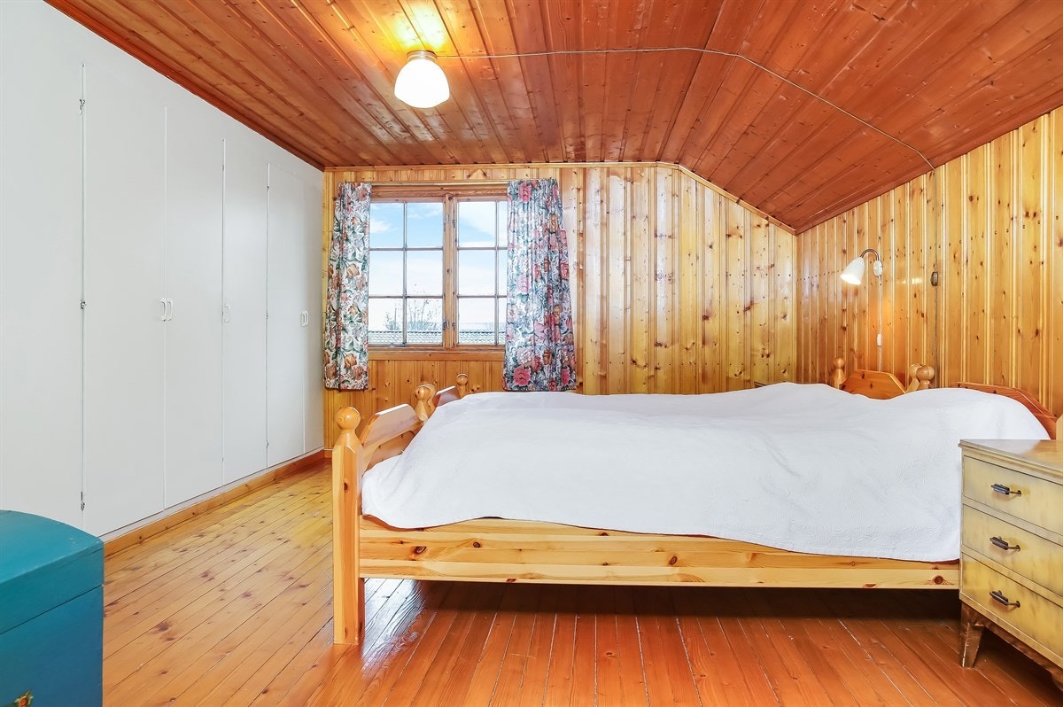 Stort soverom 2.etg. med mye skapplass Galleribilde