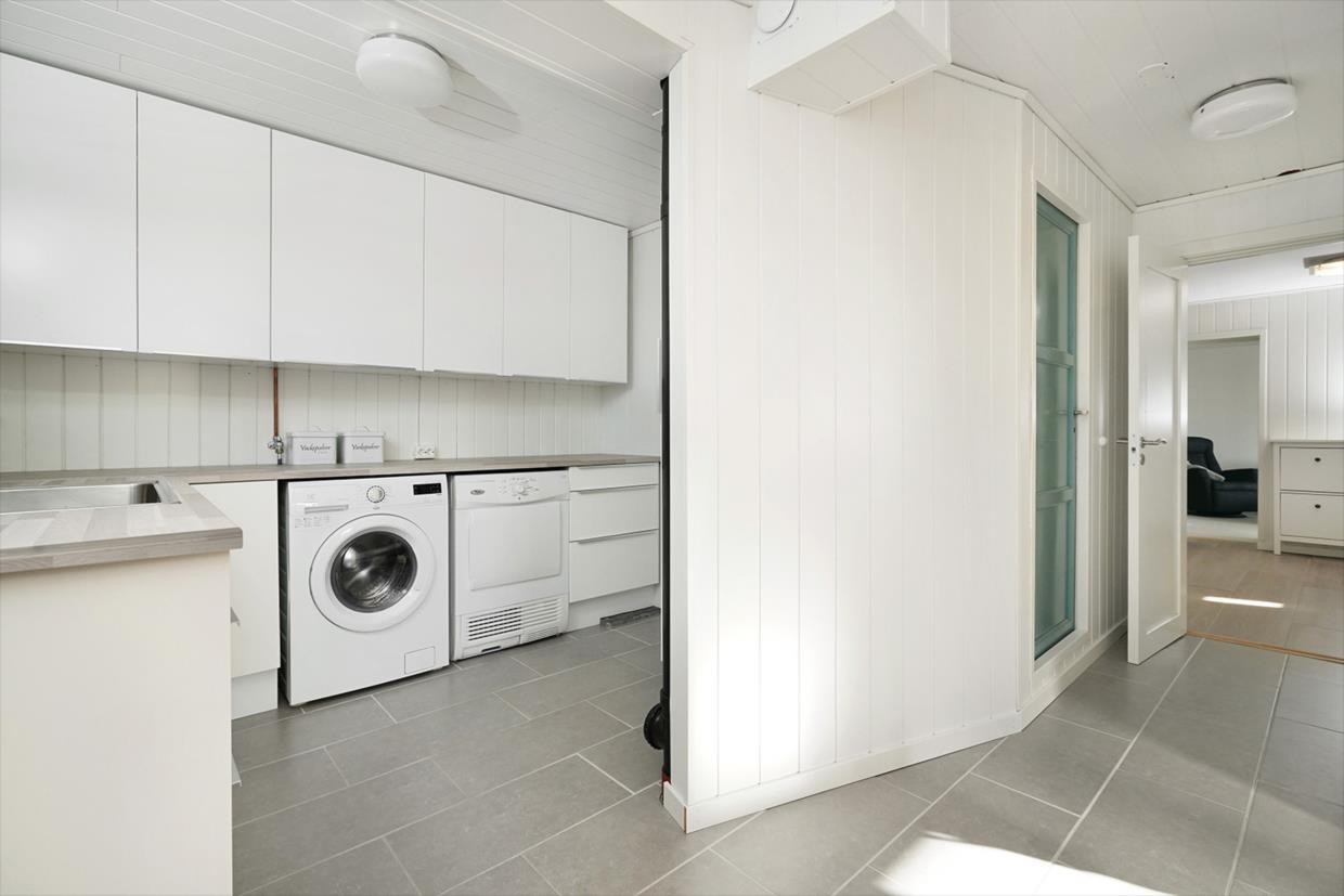 Vaskerom med bi-inngang. Det er varme i gulvet her. Den grønne døren fører inn til lagringsbod. Galleribilde