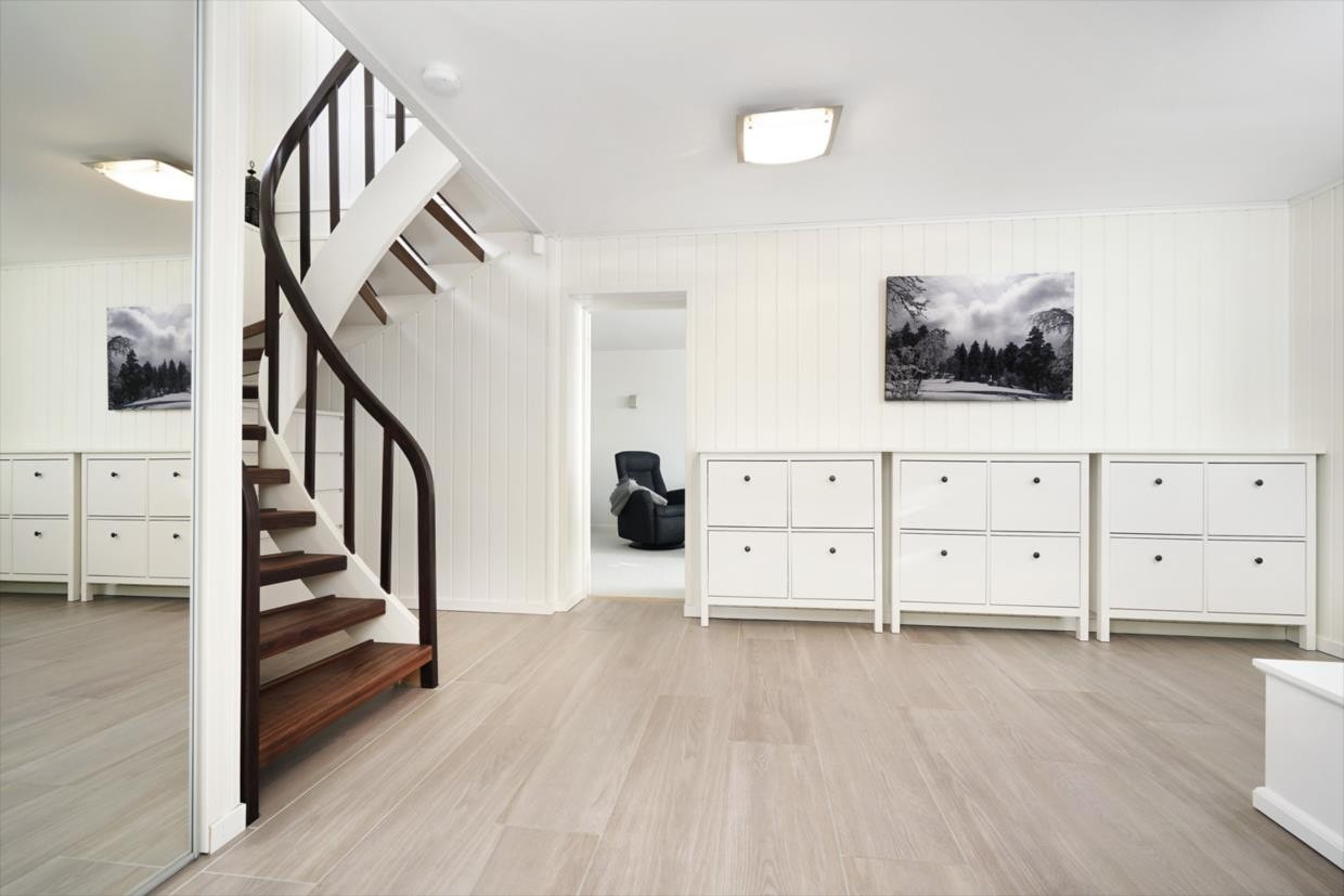 Det er en svært dyp skyvedørsgarderobe i gangen, vi er fristet til å kalle det et garderoberom. Galleribilde