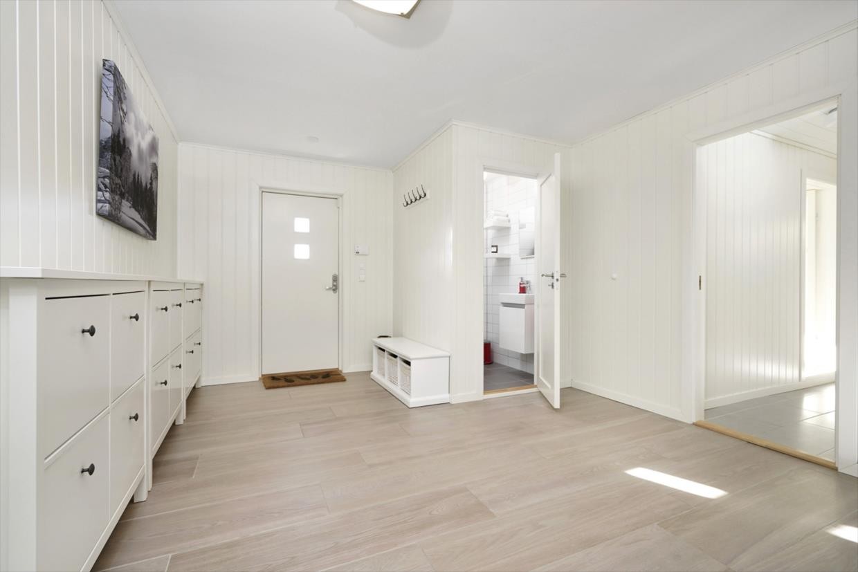 Inngangsparti/gang. Gulvet er fliselagt med varmekabler. Gjestetoalettet har også varmekabler. Galleribilde