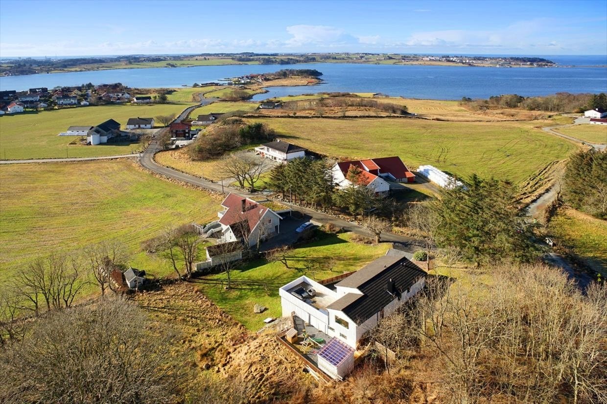 Luftig og landlig plasserering med nærhet til sjø og flotte turområder langs Hafrsfjord Galleribilde