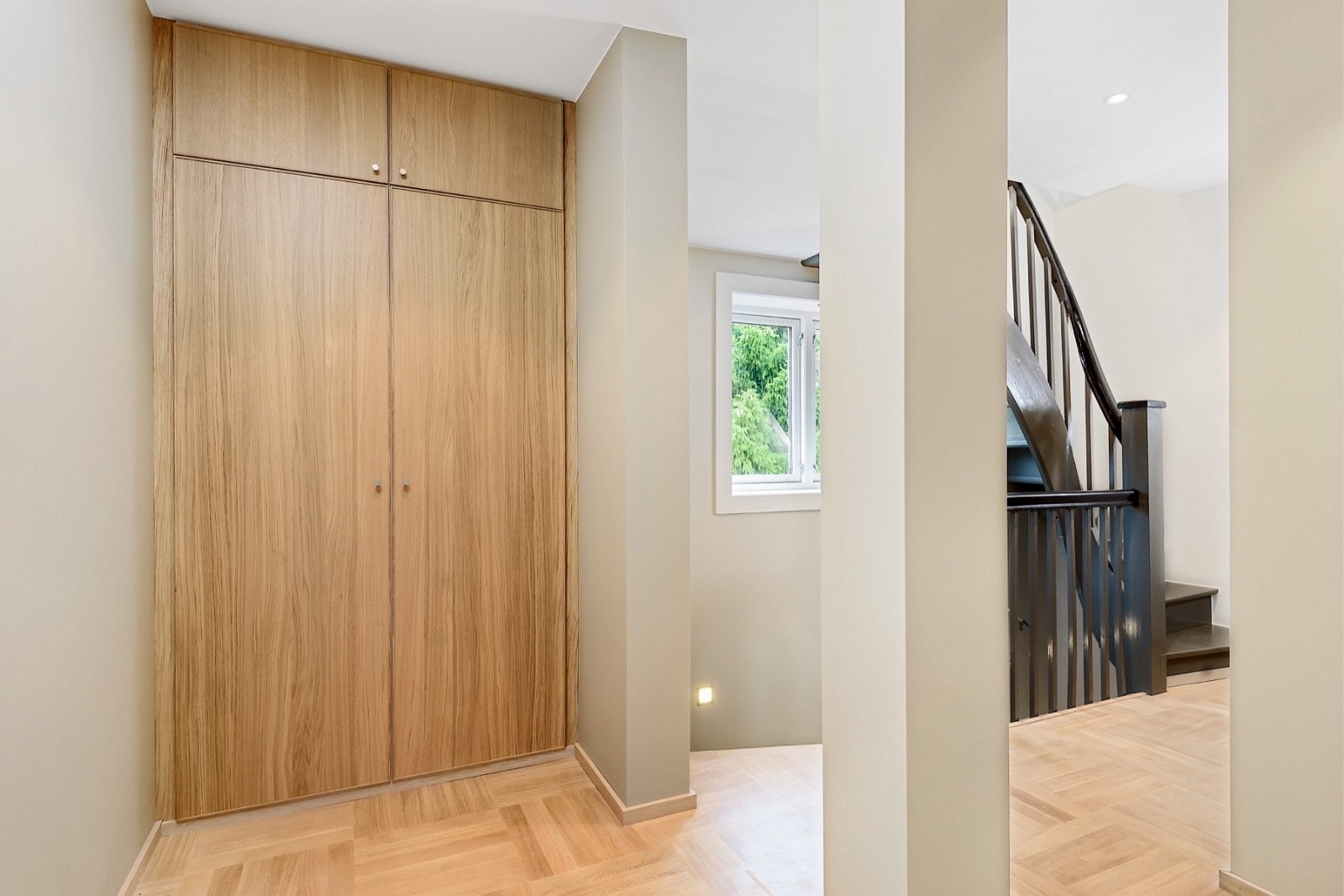 Gang med garderobe Galleribilde