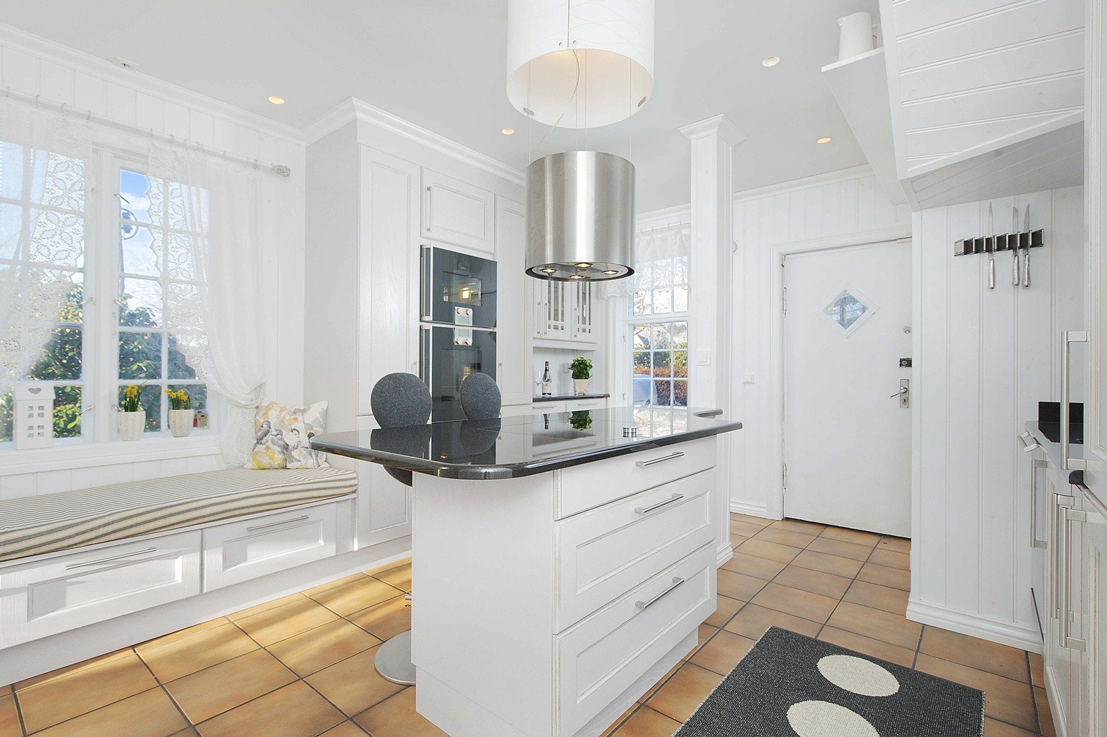 Stilfull og påkostet kjøkkeninnredning fra Huseby med dampovn, avansert stekeovn, oppvaskmaskin og steketopp fra Gaggenau Galleribilde