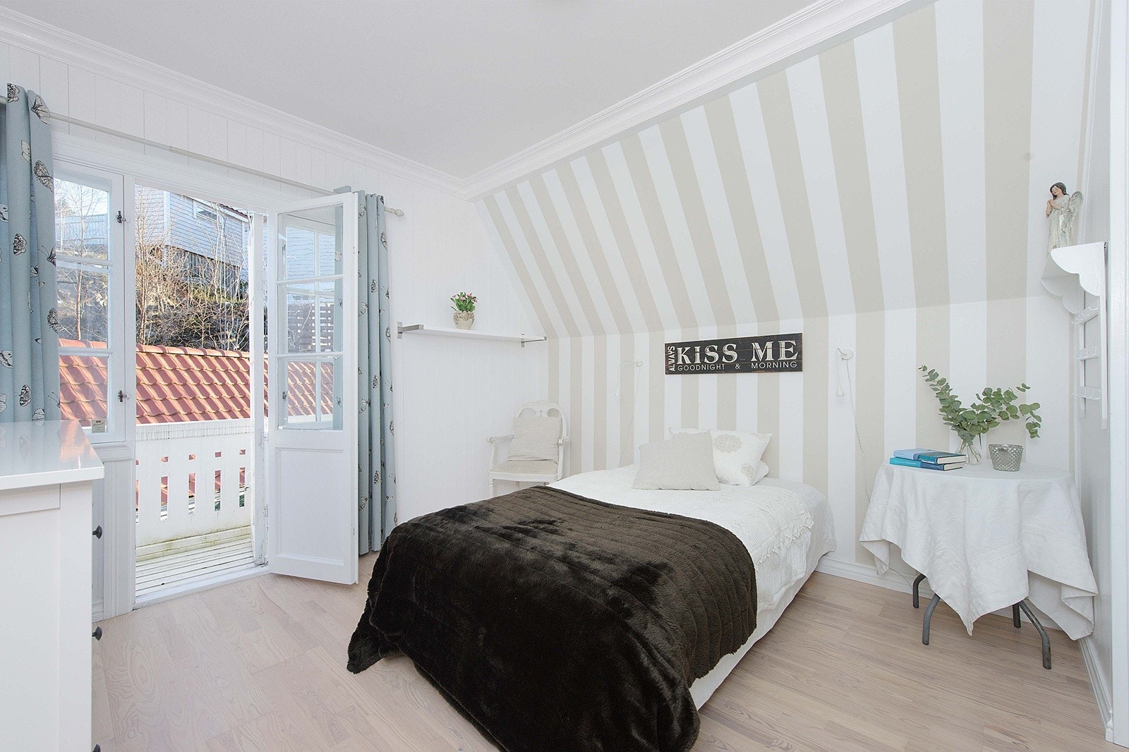 Soverom med utgang til luftebalkong Galleribilde