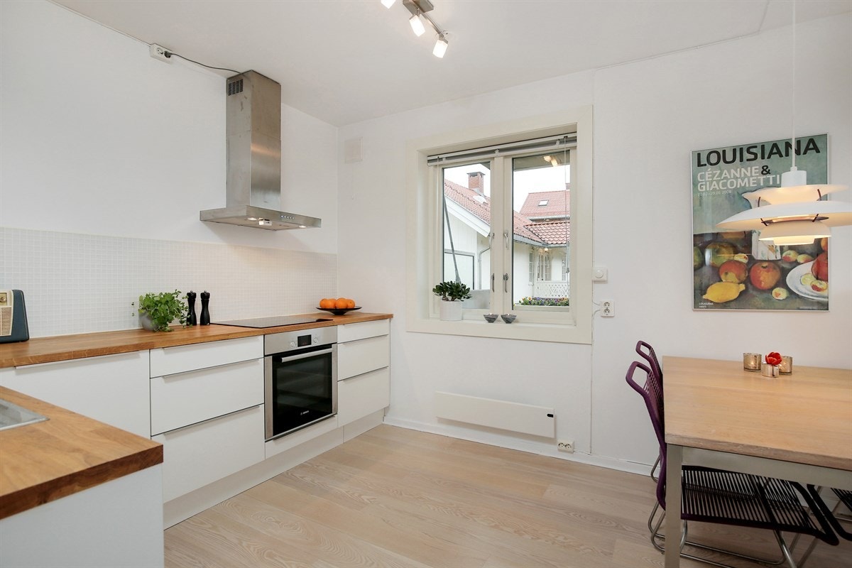 Den åpne løsningen gir deg mulighet til å holde samtalen i gang med gjestene dine mens du tilbereder middagen. Galleribilde