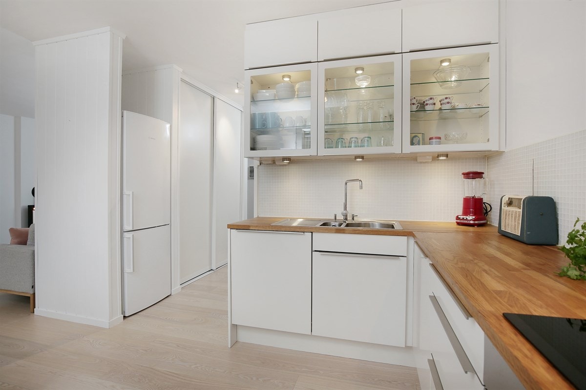 Boligens kjøkken er lekkert med kjøkkeninnredning fra HTH. Galleribilde