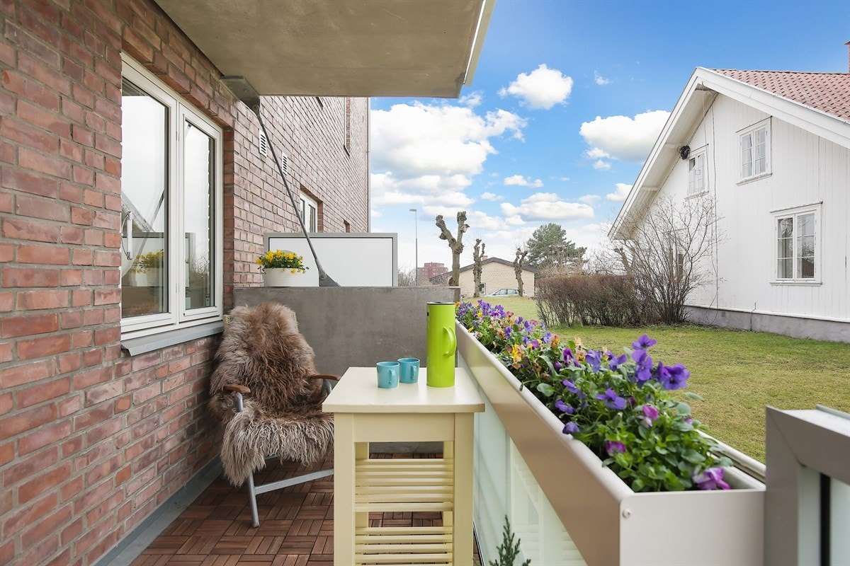 Balkongen er vestvendt, noe som gir deg sol fra ca. midt på dagen til den går ned for kvelden. Galleribilde