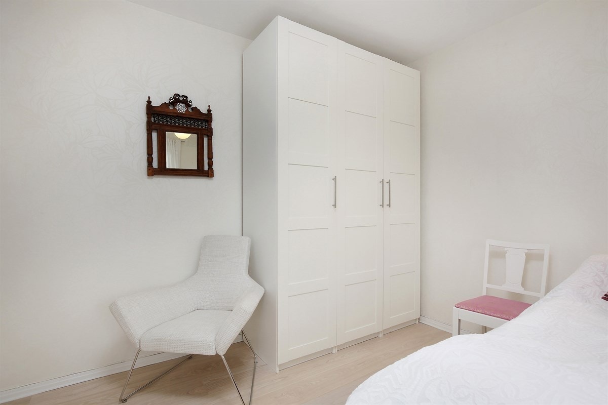 Det store garderobeskapet rommer alle klærne dine. Galleribilde