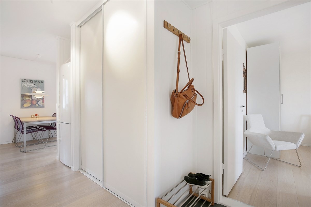 Den etablerte skyvedørsgarderoben gir god plass til oppbevaring av yttertøy og sko. Galleribilde