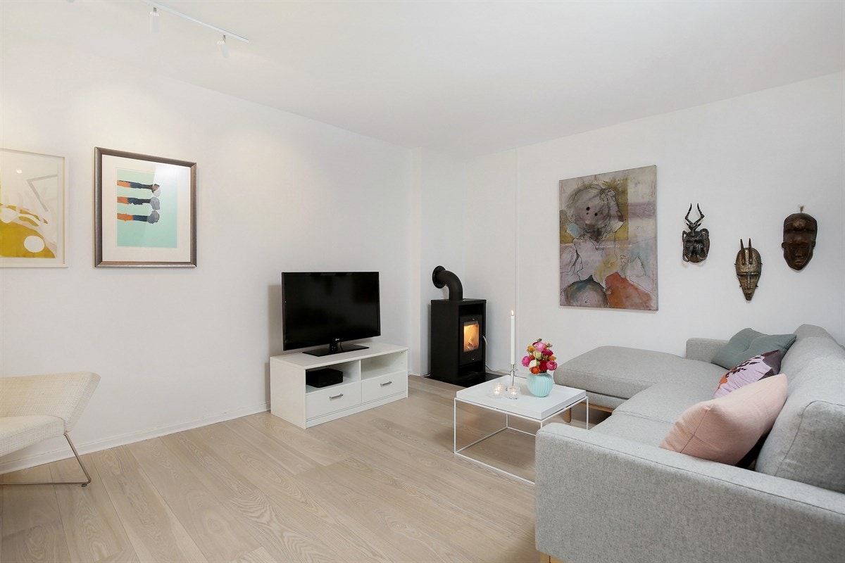 Stuen er lys og innbydende med åpen løsning mot kjøkkenet. Galleribilde