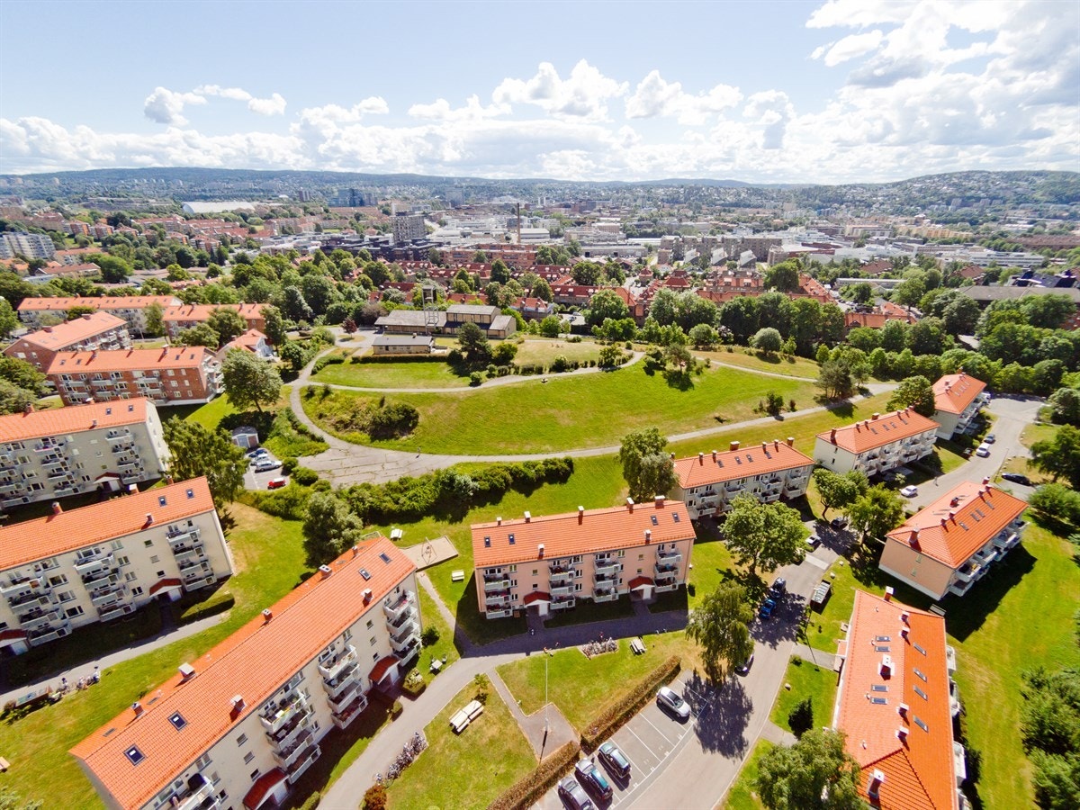 "Beliggenheten midt i et grønt beplantet område med veier som slynger seg omkring, blir Keyserløkka uten tvil et meget vakkert og karakteristisk bilde." - Morgenbladet, 1949. Galleribilde