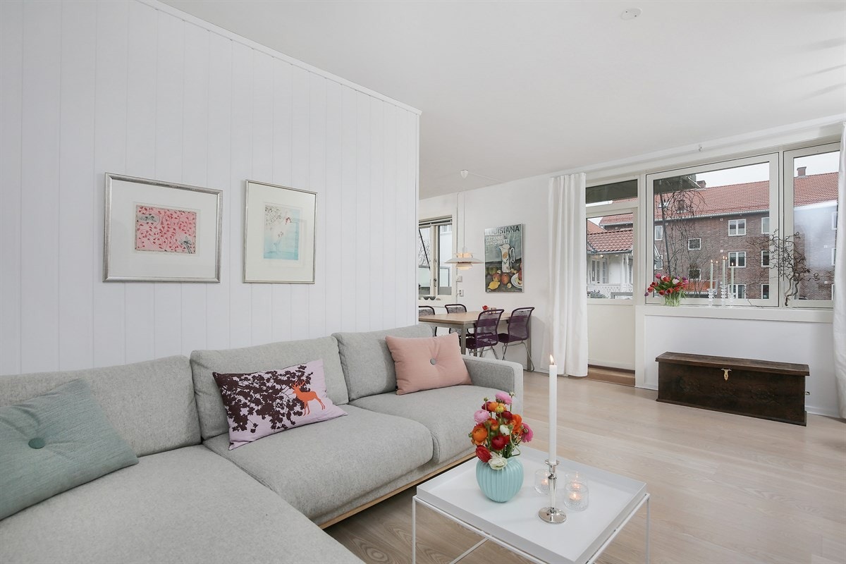 Dette er rommet for sosialt samvær! Da er det hyggelig at du kan møblere med både sofakrok og spisegruppe. Galleribilde