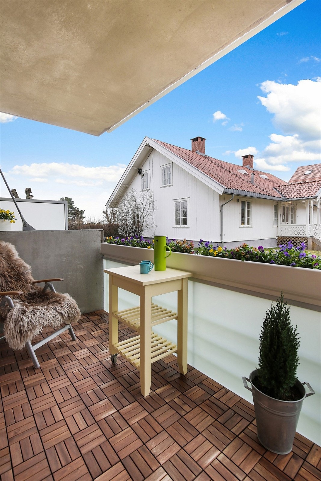 Fra stuen kommer du en romslig balkong med plass til utemøblement, grill og alt som hører sommeren til. Galleribilde