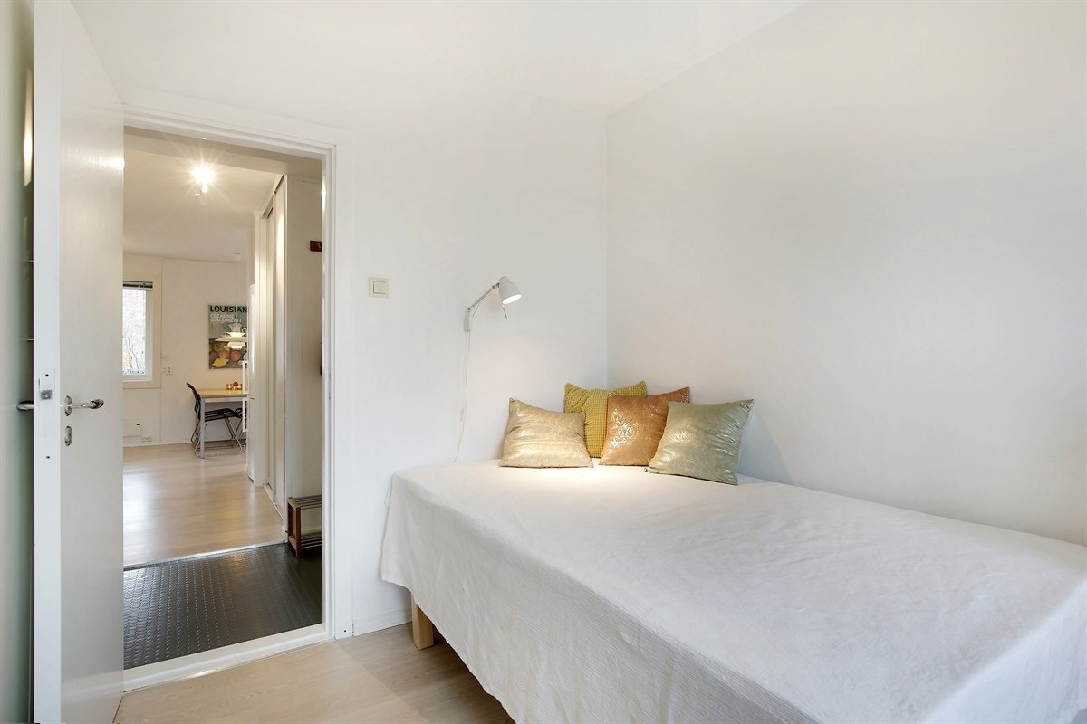 Det ligger praktisk til vegg-i-vegg med hovedsoverommet. Galleribilde