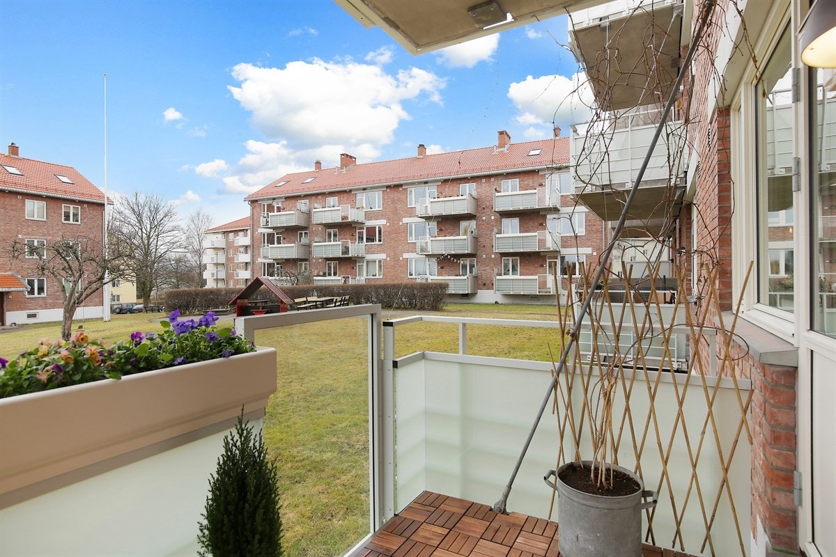 Balkongen har tilknytning til de pene fellesarealene i borettslaget. Galleribilde