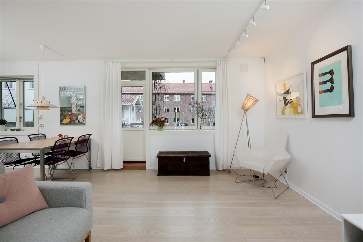 De store vindusflatene og balkongen slipper inn godt med naturlig lys. Galleribilde