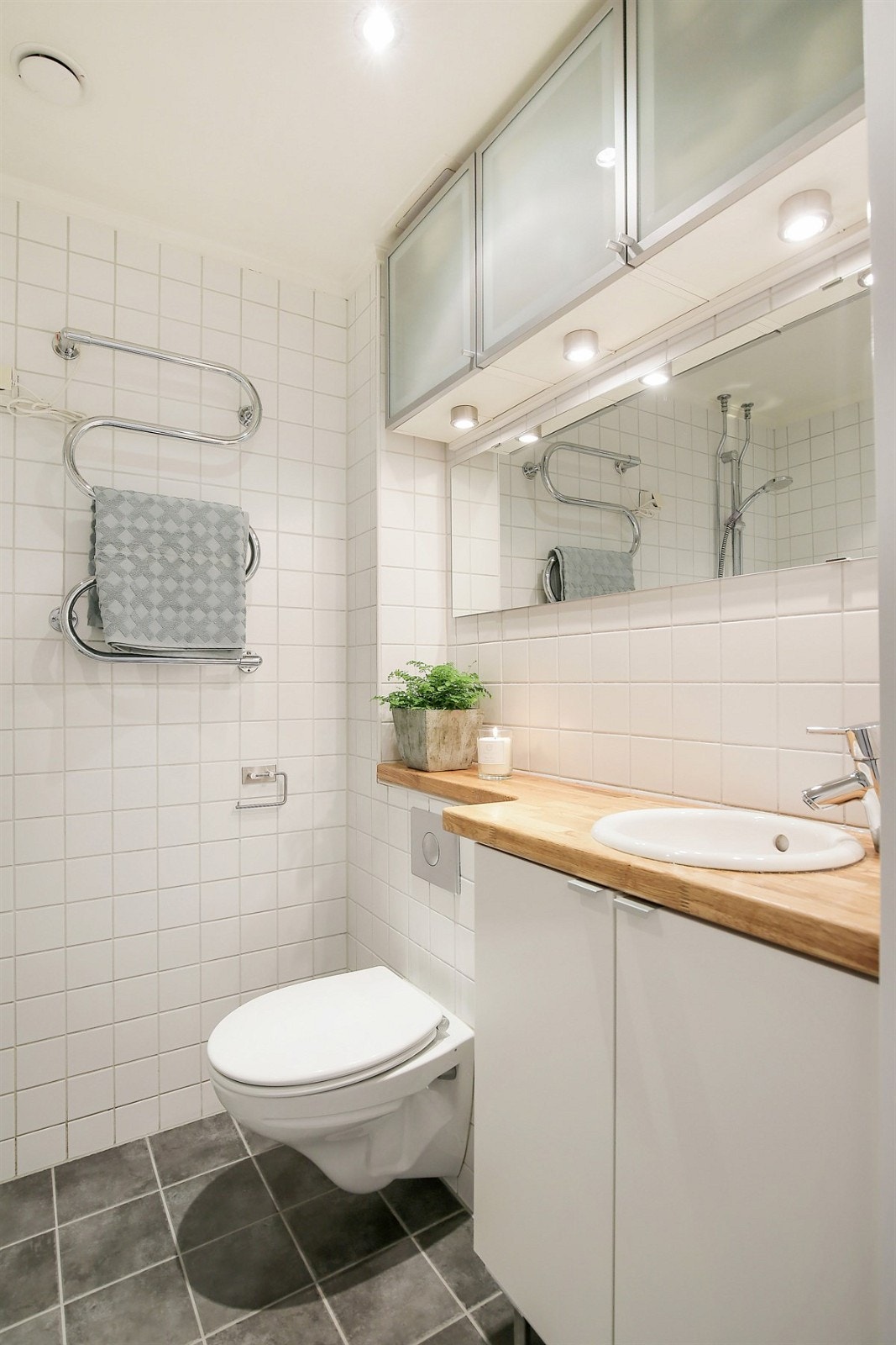 Lekkert flislagt bad i tidsriktige farger. Galleribilde