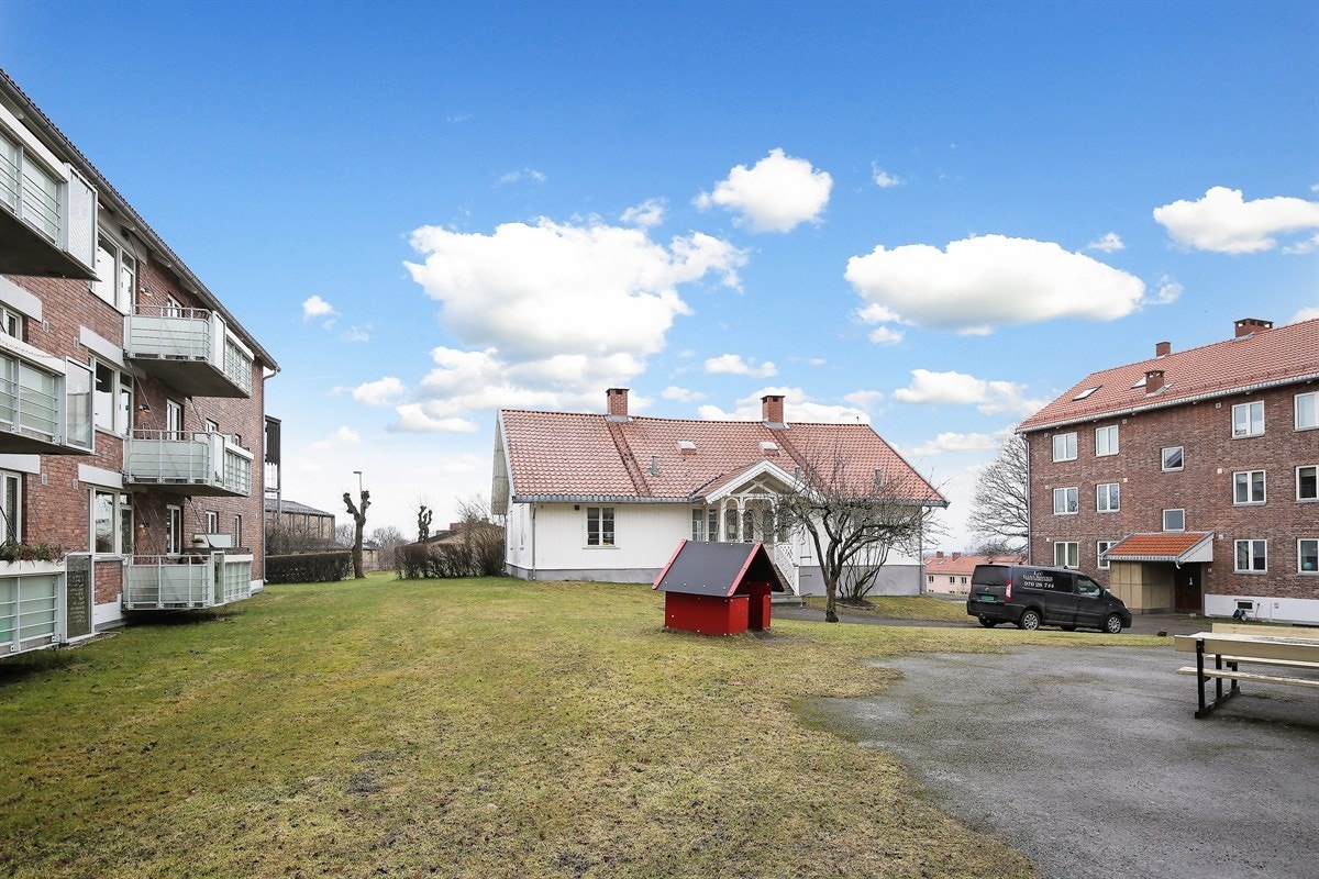 Tunet er omkranset av hyggelige blokker. Galleribilde